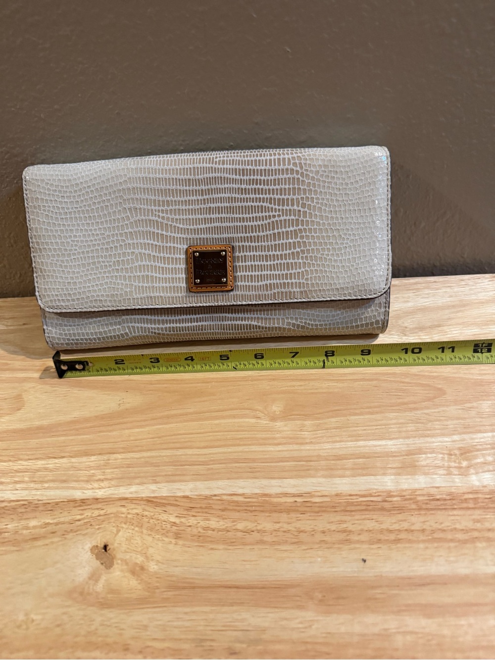 Dooney & Bourke Beige Lizard Embossed Leather Crossbody Clutch Bag - Picture 3 of 9